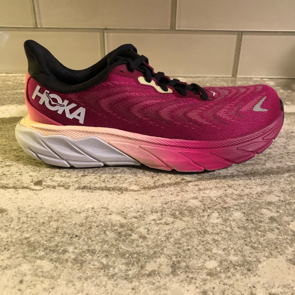 Hoka  Arahi 6- (WideFushia and Black Athletic Shoes with Signature Cushioning